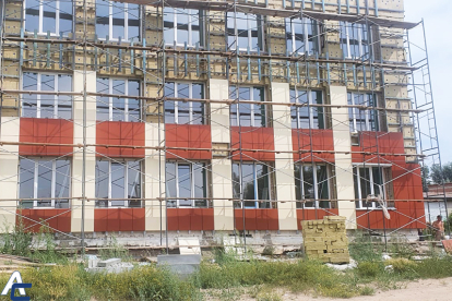 Монтаж фасада начался на капитально ремонтируемой школе № 26 в Оби