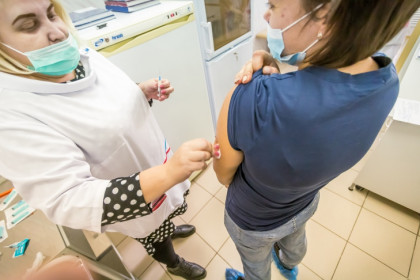 Почти две тысячи подростков привились от коронавируса в Новосибирске