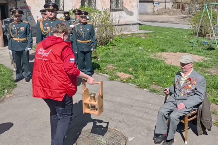 Вечный огонь с Могилы Неизвестного Солдата передали ветеранам Новосибирска