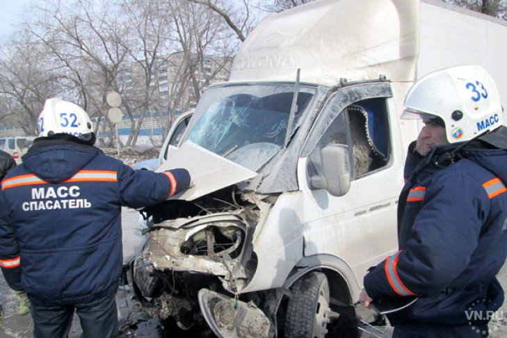 В искореженной «ГАЗели» зажало пассажира и водителя-эпилептика