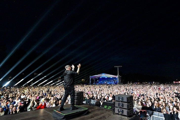 19 тысяч человек спели хором песню Басты на VK Fest в Красноярске