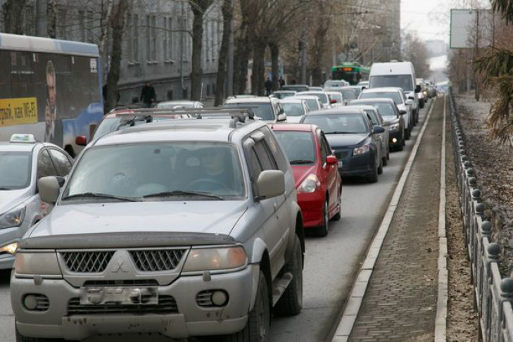Новосибирск вошел в топ-15 по обеспеченности автомобилями 