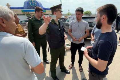 Пятерых самых агрессивных продавцов Хилокского рынка увезли в военкомат