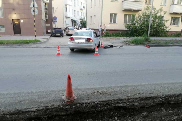Двух подростков увезла «скорая» после ДТП с самокатами в Новосибирске