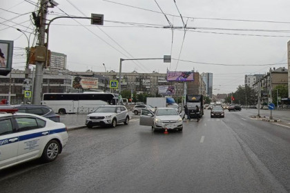 Водитель «Опеля» сбил бежавшего через дорогу юношу в Новосибирске