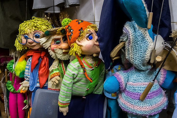 «Приходишь утром, а она уже обнялась с королем»: как куклы в руках новосибирских мастеров обретают души