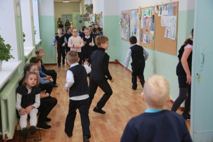 Занятия в отдельном кабинете и социальную дистанцию отменили в школах Новосибирска