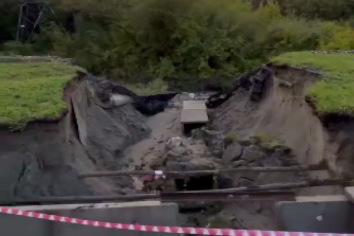 Мешки с песком уложили на Красном проспекте из-за размыва грунта в Новосибирске