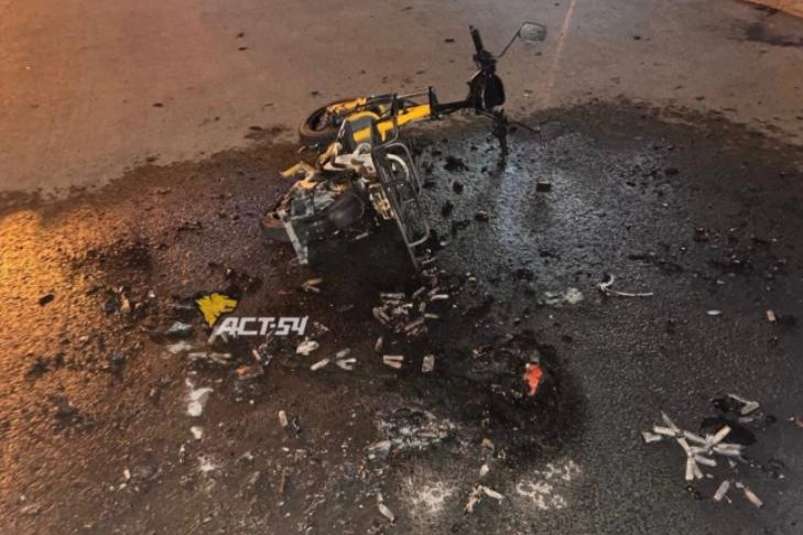 Электровелосипед устроил ночное фаер-шоу в Новосибирске