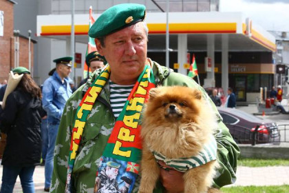 С детьми и собаками: как в Новосибирске отмечают День пограничника-2021