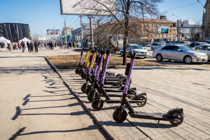 Женщина на электросамокате пострадала в ДТП в Ленинском районе Новосибирска