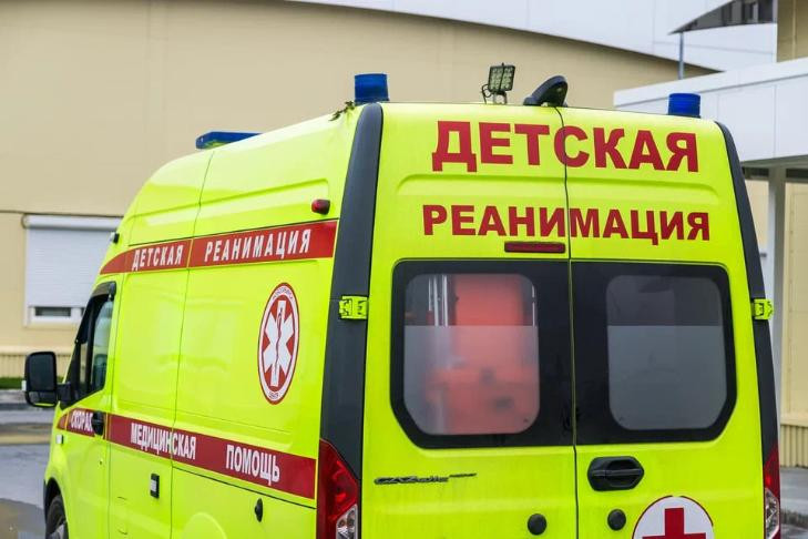 Женщина за рулем Kia протаранила мать с детьми на тротуаре в Бердске