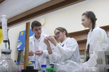 Охотников за микробами воспитывают со школьной скамьи в Академгородке