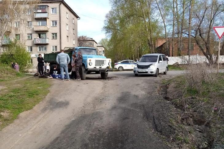 Подросток на мотоцикле врезался в раритетный грузовик и погиб под Новосибирском