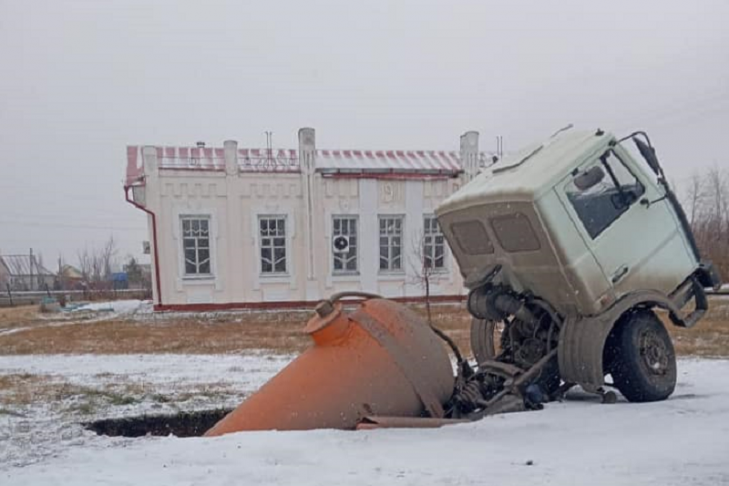 МАЗ провалился под землю около больницы под Новосибирском