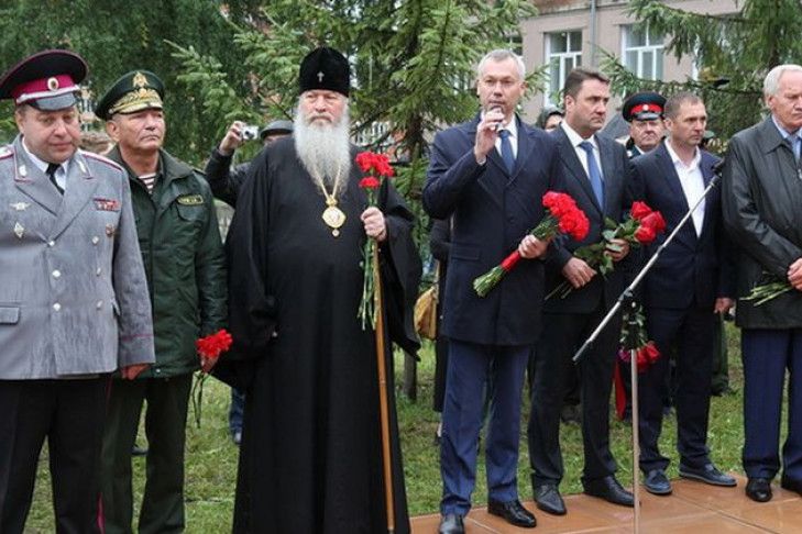 Памятник бойцам-сибирякам установили в Новосибирске   