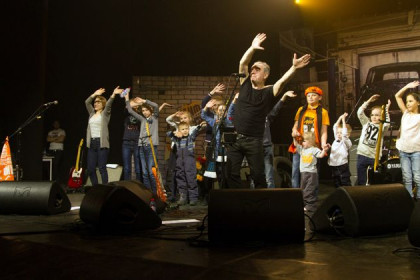 Лидер группы «Чайф» спел со сцены с новосибирскими детьми 