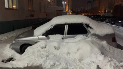 «Вмёрзла в лёд, как в форму»: автомобиль кемеровчанки завалили снегом в Новосибирске