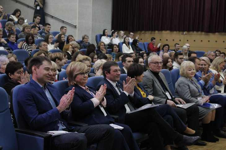 Консолидация ресурсов, региональный аспект и диалог поколений: в Новосибирске обсудили современные подходы к патриотическому воспитанию