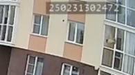 Мужчина выпал из окна седьмого этажа и разбился насмерть в Новосибирске