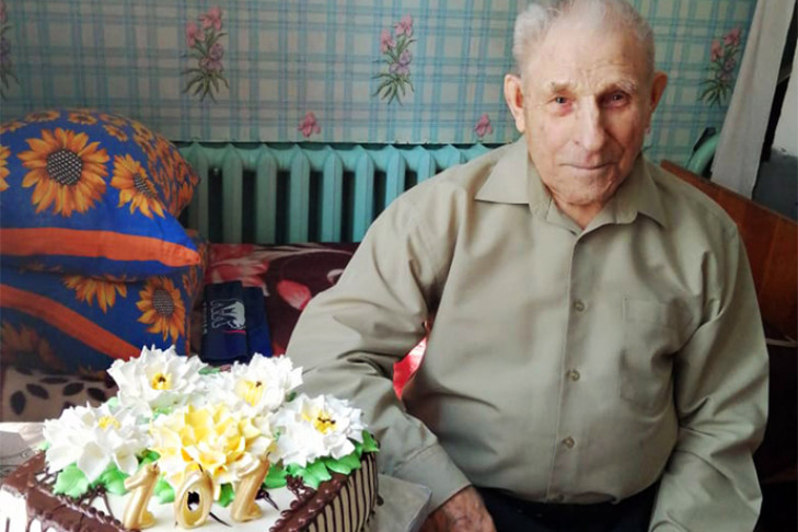 Огромный торт в 101 год съел житель Новосибирской области 