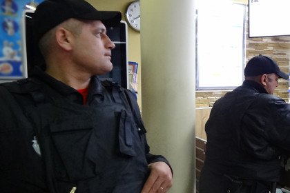 Мужчина с ножом потребовал поцелуя от молодой продавщицы в Новосибирске