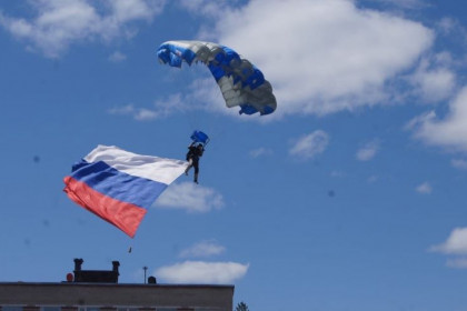 Огромный триколор заметили в небе под Новосибирском