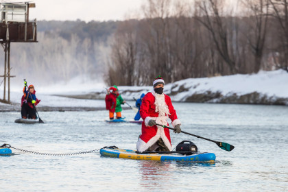 Дед Мороз с эльфами проплыл по Оби в Новосибирске перед Новым годом