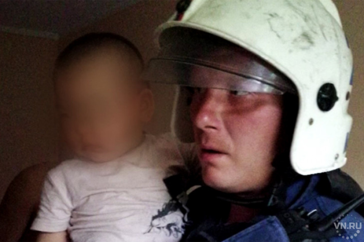 Маленькая девочка опасно плакала на краю окна