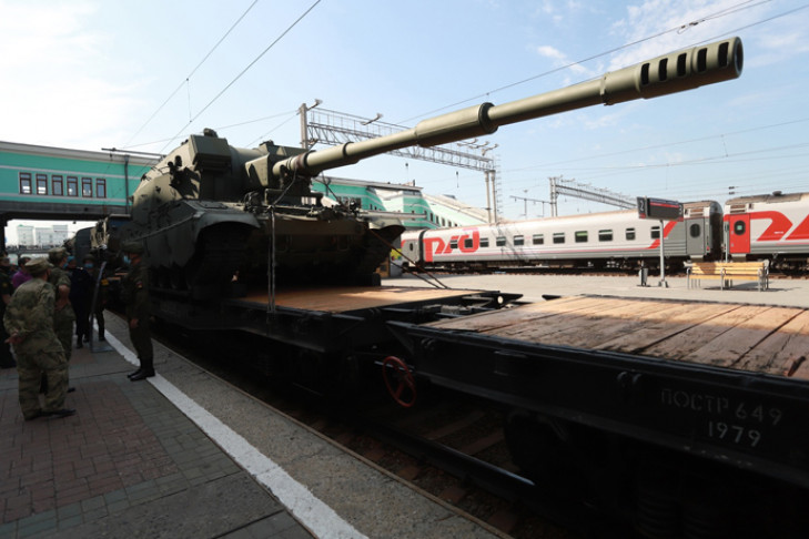 Эшелон с новейшим боевым оружием остановился на вокзале Новосибирск-Главный 