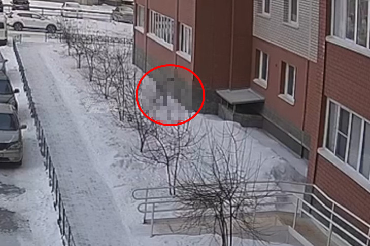 Полиция работает на месте падения девушки из окна дома в Краснообске