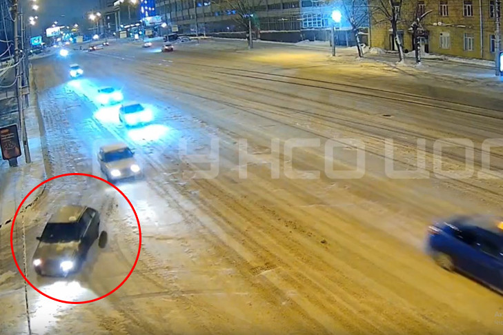 Колесо на ходу отвалилось у такси на улице Кирова в Новосибирске