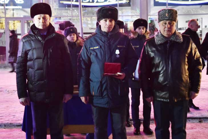 Андрей Травников вручил сертификаты на новую технику новосибирским спасателям