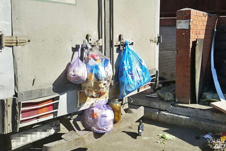 Любителя неправильно парковаться обвешали пакетами с мусором