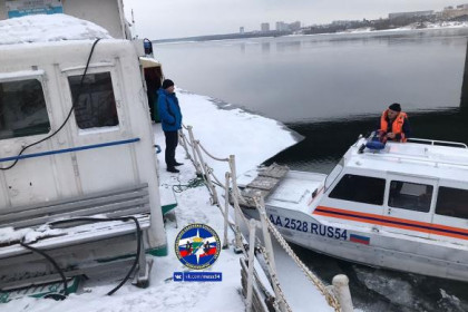Монтажники окон спасли тонущего рыбака под Димитровским мостом в Новосибирске