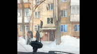 Новосибирские подростки прыгают с козырька крыши на Затулинке