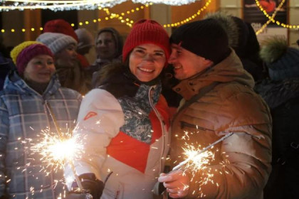 Что творили новосибирцы в новогоднюю ночь перед Оперным театром