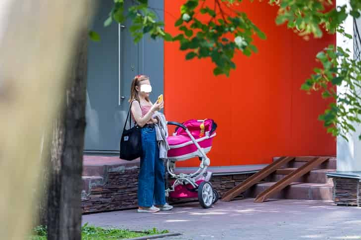 «Она не слушалась»: под Новосибирском мать выбросила девочку из коляски