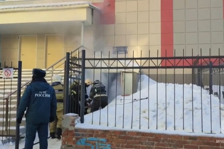 Гимназия №10 в Новосибирске остается на дистанте после пожара с гибелью рабочего