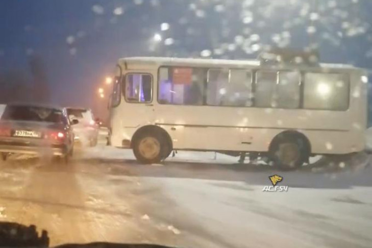Автобус с пассажирами столкнулся с внедорожником под Новосибирском 