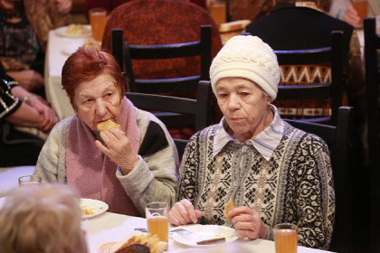Бесплатную столовую для пенсионеров открыли в Новосибирске