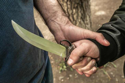 Под Новосибирском мужчина с ножом взял в заложники мать с детьми