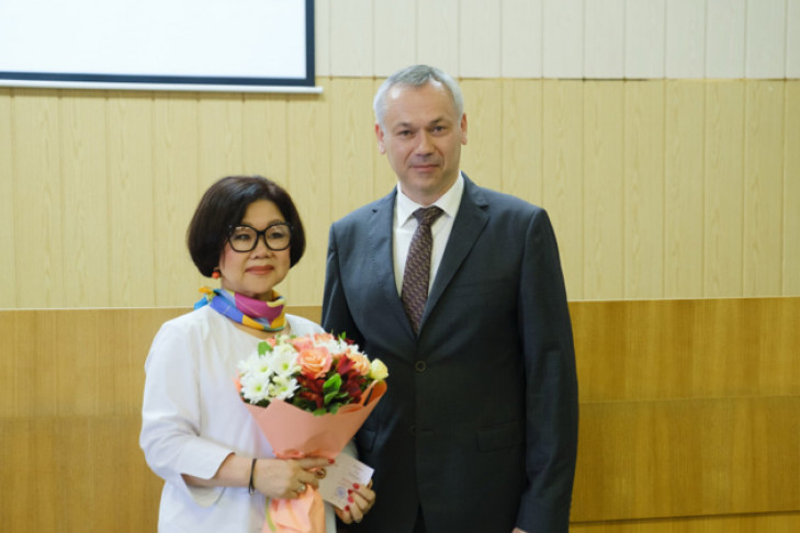 Губернатор Травников поздравил медицинских работников с профессиональным праздником