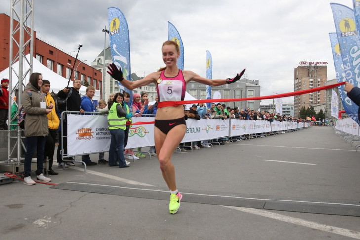 Елена Седова в третий раз победила в полумарафоне Раевича в Новосибирске  