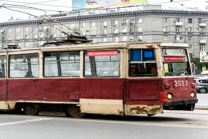Лихач на Нyundai влетел в трамвай на Дуси Ковальчук и сбежал с места ДТП