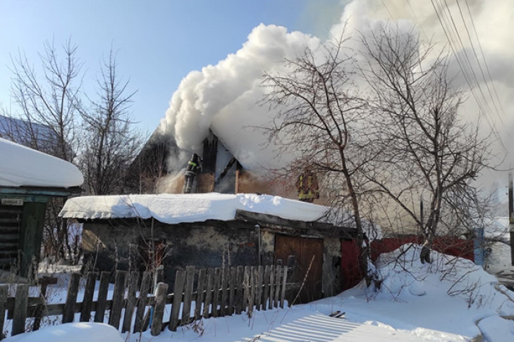 Дом многодетной семьи горит в Кировском районе