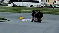 Пятеро школьников упали с одного электросамоката в Новосибирске