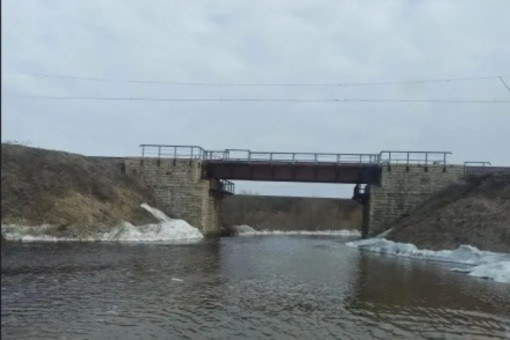 Движение на двух трассах под Новосибирском перекрыли из-за паводка