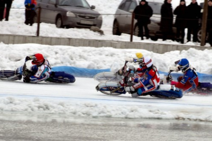 Новосибирские спортсмены победили в Кубке России по мотогонкам на льду