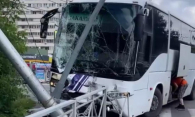 Увернулся и влетел в столб: заказной автобус угодил в ДТП в Новосибирске
